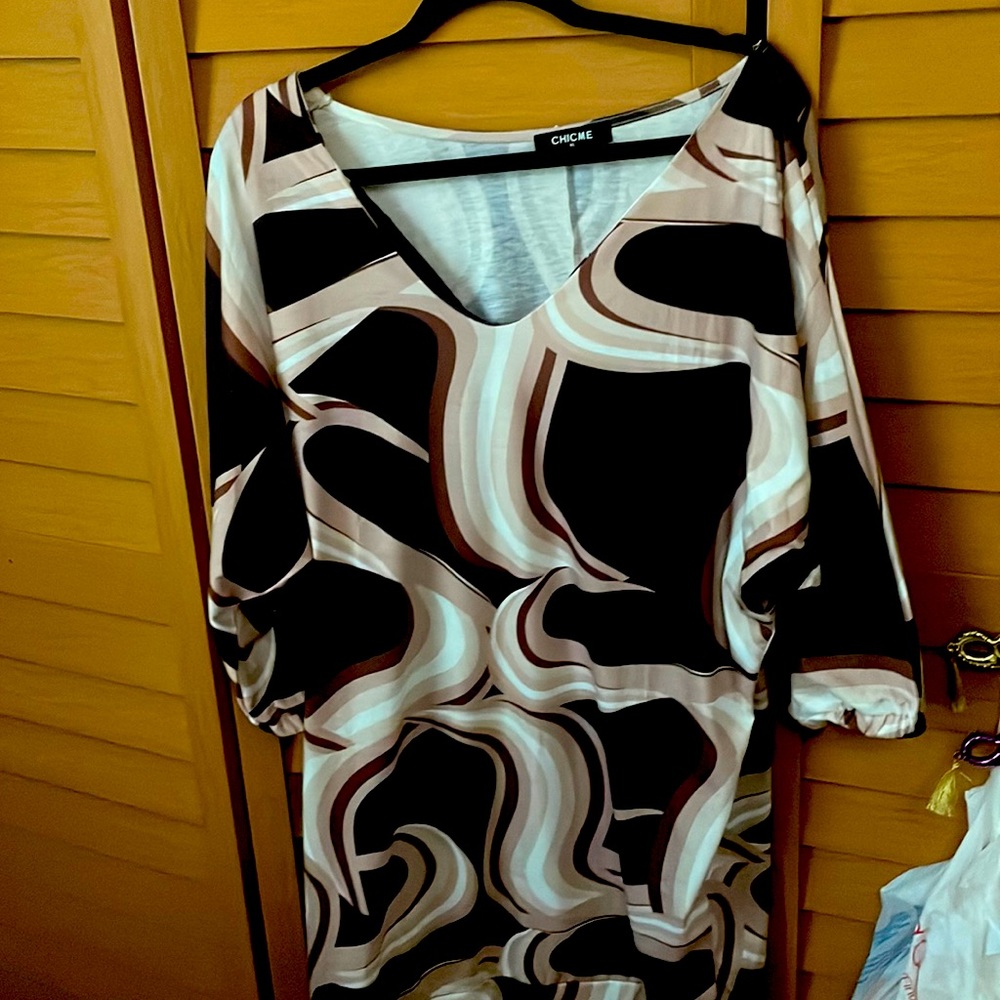 XL 3/4 length sleeve shirt with multi color shirt you can wear with leggings